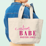 Custom Babe Funny Sprichwort Personalisierter Name Jumbo Stoffbeutel<br><div class="desc">Custom Babe Funny Sprichwort Personalisiert Name Tragetaschen bietet ein einfaches Design mit dem Text "custom babe" in modernen rosa Kalligraphie Skript Typografie und personalisiert mit Ihrem Namen. Ideal für ein lustiges Geschenk für Mama,  beste Freunde,  Freundin,  zum Geburtstag,  Weihnachten,  Feiertage,  Muttertag und mehr. Von Evco Studio entworfen www.zazzle.com/store/evcostudio</div>