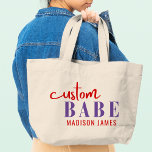 Custom Babe Funny Sprichwort Personalisierter Name Jumbo Stoffbeutel<br><div class="desc">Custom Babe Funny Sprichwort Personalisiert Name Tragetaschen bietet ein einfaches Design mit dem Text "custom babe" in modernen lila und roten Kalligraphie Skript Typografie und personalisiert mit Ihrem Namen. Ideal für ein lustiges Geschenk für Mama, beste Freunde, Freundin, zum Geburtstag, Weihnachten, Feiertage, Muttertag und mehr. Von Evco Studio entworfen www.zazzle.com/store/evcostudio...</div>