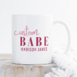 Custom Babe Funny Sprichwort Personalisierter Name Kaffeetasse<br><div class="desc">Custom Babe Funny Sprichwort Personalisiert Name verfügt über ein einfaches Design mit dem Text "custom babe" in modernen rosa Kalligraphieskripttypografie und personalisiert mit Ihrem Namen. Ideal für ein lustiges Geschenk für Mama,  beste Freunde,  Freundin,  zum Geburtstag,  Weihnachten,  Feiertage,  Muttertag und mehr. Von Evco Studio entworfen www.zazzle.com/store/evcostudio</div>