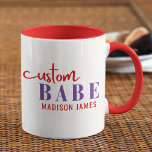 Custom Babe Funny Sprichwort Personalisierter Name Tasse<br><div class="desc">Custom Babe Funny Sprichwort Personalisiert Name verfügt über ein einfaches Design mit dem Text "custom babe" in modernen roten und lila Kalligraphie Skript Typografie und personalisiert mit Ihrem Namen. Ideal für ein lustiges Geschenk für Mama, beste Freunde, Freundin, zum Geburtstag, Weihnachten, Feiertage, Muttertag und mehr. Von Evco Studio entworfen www.zazzle.com/store/evcostudio...</div>