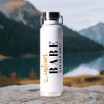 Custom Babe Funny Sprichwort Personalisierter Name Trinkflasche<br><div class="desc">Custom Babe Funny Sprichwort Personalisiert Name Water Bottle bietet ein einfaches Design mit dem Text "custom babe" in modernen schwarz-gold kalligraphischen Skript Typografie und personalisiert mit Ihrem Namen. Ideal für ein lustiges Geschenk für Mama,  beste Freunde,  Freundin,  zum Geburtstag,  Weihnachten,  Feiertage,  Muttertag und mehr. Von Evco Studio entworfen www.zazzle.com/store/evcostudio</div>