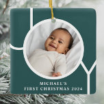 Custom Baby Boy's First Christmas Foto Green Keramikornament<br><div class="desc">Dieses stilvolle Baby Boy's First Christmas Foto Ornament ist mit dem Wort JOY auf einem dunkelgrünen Hintergrund dekoriert. Einfach mit Foto,  Name und Jahr anpassbar.</div>