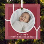 Custom Baby Boy's First Christmas Foto Ornament Aus Glas<br><div class="desc">Dieses stilvolle Baby Boy's First Christmas Foto Ornament ist mit dem Wort JOY auf einem maronroten Hintergrund dekoriert. Einfach mit Foto,  Name und Jahr anpassbar.</div>