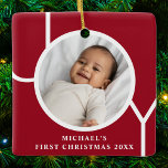 Custom Baby Boy's First Christmas Foto Red Keramikornament<br><div class="desc">Dieses stilvolle Baby Boy's First Christmas Foto Ornament ist mit dem Wort JOY auf einem maronroten Hintergrund dekoriert. Einfach mit Foto,  Name und Jahr anpassbar.</div>