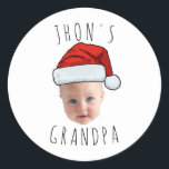 Custom Baby Face Weihnachtsmannmütze Weihnachts-Fo Runder Aufkleber<br><div class="desc">Custom Baby Face Weihnachtsmannmütze Weihnachtsgeschenk Foto, Ersetzen Sie das Gesicht dieses Babys mit Ihrem Lieblings-Foto (stellen Sie sicher, so viel ins Gesicht wie möglich zu schneiden und verwenden Sie eine App, um den Hintergrund zu entfernen) und personalisieren Sie dieses lustige Weihnachtsgeschenk mit Ihrem Kind, Ehemann oder Freund darauf! Auch eine...</div>