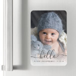 Custom Baby Foto Hello Birth Ankündigung Magnet<br><div class="desc">Feiern Sie die Ankunft Ihres neuesten Familienmitglieds mit diesem flexiblen Magneten mit dem Wort "hello" in elegantem handgeschriebenem Holzkohle-Grauen mit Swashes am Anfang und Ende. Personalisieren Sie es mit Babyname und Geburtsdatum und ersetzen Sie das Beispielbild durch Ihr Lieblings-Baby-Foto. Mithilfe eines Farbverlaufsefilters wird der Pop des Textes erzeugt.</div>