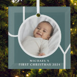 Custom Baby's First Christmas Foto Green Ornament Aus Glas<br><div class="desc">Dieses stilvolle Baby's First Christmas Foto Ornament ist mit dem Wort JOY auf einem dunkelgrünen Hintergrund dekoriert. Einfach mit Foto,  Name und Jahr anpassbar.</div>