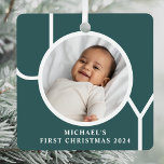 Custom Baby's First Christmas Foto Green Ornament Aus Metall<br><div class="desc">Das erste Weihnachtsschmuck des Baby's ist mit dem Wort JOY auf einem dunkelgrünen Hintergrund dekoriert. Einfach mit Foto,  Name und Jahr anpassbar.</div>