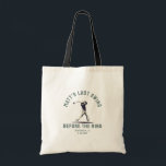 Custom Bachelor Party Bevorzugen Golf Trip Trauzeu Tragetasche<br><div class="desc">Tragen Sie Ihre Bachelor-Party essenziellen Stil mit diesem "Last Swing Before the Ring" maßgeschneiderte Tasche! Ein modernes Design,  ideal für Golfausflüge,  Hochzeitsfeiern und Trauzeugen!</div>
