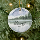 Custom Banff Watercolor Keramik Ornament<br><div class="desc">Niedliche personalisierbare Western Berg Reise-Souvenir. Anpassung: Change Caption und Jahr,  um es einzigartig zu machen.</div>
