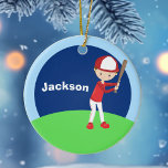 Custom Baseball Kid Keramikornament<br><div class="desc">Cooles individuelles Baseball-Ornament für ein Kind, das Little League oder T Ball spielt. Dieses niedliche Weihnachtsgeschenk zeigt ein Kind, das eine rote Baseballuniform trägt und eine Fledermaus auf einem grünen Feld vor blauem Hintergrund hält. Personalisieren Sie diese, indem Sie einen weißen Namen am blauen Himmel hinzufügen.</div>