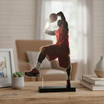 Custom Basketball Player Foto Statuette Freistehende Fotoskulptur<br><div class="desc">Jedes Slam Dunk anzeigen | Erleben Sie die Action und Energie des Basketballs mit unserer maßgeschneiderten Statuette für Ihr Foto. Mit einer kristallklaren Acrylfront und einem glänzenden schwarzen Rücken verwandelt dieses präzise geschnittene Stück Ihre gepflegten Basketballmomente in einen herausragenden Genuss. Ideal für Spieler, Fans und Trainer, um Meilensteine, Teamleistungen oder...</div>