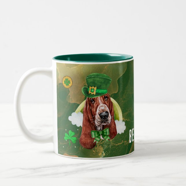 Custom Basset Hound Gold St Patricks Day Zweifarbige Tasse (Links)