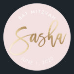 CUSTOM Bat Mitzvah rot Rosa Goldname SASHA Runder Aufkleber<br><div class="desc">von kat massard >>> WWW.SIMPLYSWEETPAPERIE.COM << < *** HINWEIS - DIE SCHINTENGOLDFOLIENWIRKUNG IST EIN DRUCKENDES BILD ** - - - - - - - - - - - - - - - - - - - - - - - - - - - - - - - - - -...</div>