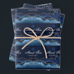 Custom Bat oder Bar Mitzvah Elegant Navy Blue Gold Geschenkpapier Set<br><div class="desc">Eleganter Marineblau und Goldmedaille schmücken die Seite dieser modernen Bat Mitzvah oder Bar Mitzvah Packpapiere. Mazel Tov! Passen Sie Ihren Namen unter dem Star of David an. Perfekte Geschenkverpackung für eine schicke,  stilvolle jüdische Familie.</div>