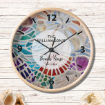 Custom Beach House Uhr<br><div class="desc">Diese Strandhütte ist mit einem einzigartigen Mosaik-Muschel-Design dekoriert. Einfach mit Ihrem Familiennamen und Datum anpassbar. Das ist ein Erwärmung-Geschenk. Verwenden Sie die Option Weitere anpassen, um die Textgröße, den Stil oder die Farbe zu ändern, wenn Sie möchten. Weil wir unsere Kunstwerke erstellen, werden Sie dieses exakte Bild von anderen Designern...</div>