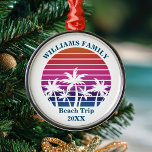 Custom Beach Trip Halten Sie Pink Palm Tree Sunset Ornament Aus Metall<br><div class="desc">Cooler Sonnenuntergang am Strand bewahrt Sake-Ornament für eine Hochzeit in Urlaubsort oder Familienausflug auf eine Insel. Niedliches personalisiertes Brautparty oder Familiengeschenke mit hübschem rosa Hintergrund vor wunderschönen Palmen.</div>