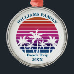 Custom Beach Trip Halten Sie Pink Palm Tree Sunset Ornament Aus Metall<br><div class="desc">Cooler Sonnenuntergang am Strand bewahrt Sake-Ornament für eine Hochzeit in Urlaubsort oder Familienausflug auf eine Insel. Niedliches personalisiertes Brautparty oder Familiengeschenke mit hübschem rosa Hintergrund vor wunderschönen Palmen.</div>