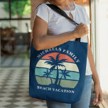 Custom Beach Vacation Tropical Palm Tree Navy Blue Tasche<br><div class="desc">Niedlicher Sommerurlaub am Strand mit einer Tasche mit schönen Palmen vor einem hübschen Sonnenuntergang im Ozean und blauem Himmel. Individuell für einen Inselurlaub oder einen tropischen Ausflug am Meer. Schöne marineblaue personalisierte Tasche.</div>