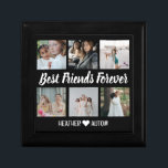 Custom Best Friends Foto Grid Collage Keepake Erinnerungskiste<br><div class="desc">Sie suchen das perfekte Geschenk für Ihren besten Freund? Schauen Sie sich nur diese personalisierte benutzerdefinierte Freunde Foto Grid Collage Keepake Box! Diese Sake Schmuckbox ist das perfekte Geschenk für Ihre Geschenke. Dieses einmalige Geschenk eignet sich perfekt für alle Freunde, die will, alle ihre Lieblingssendungen an einem Ort behalten. Es...</div>