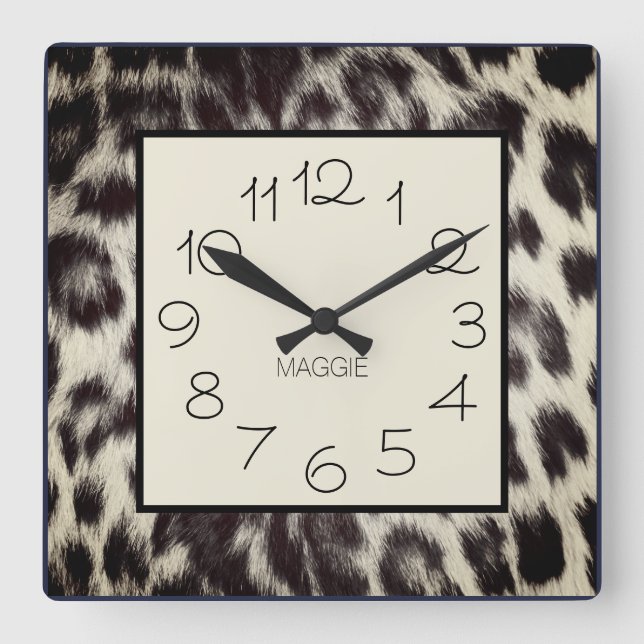 Custom Black White Cheetah Leopard Print Name Quadratische Wanduhr (Vorderseite)