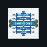 Custom Blue Beach House-Schild mit Scallop-Wirbel Leinwanddruck<br><div class="desc">Auf dieser wunderschönen, personalisierten Leinwand des Strandhauses ist der gesamte Text anpassbar. Dieses luxuriöse, Vintage und dennoch originelle Design besticht durch ein in verschiedenen Blautönen gehaltenes, in Muscheln getrimmtes, goldgelbes Seil und zahlreiche elegante Schnörkel. Der Text lautet: "Willkommen im __ Beach House." Der Hintergrund ist ein sich wiederholendes, kreisförmiges Spiralmuster...</div>