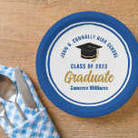 Custom Blue Gold Graduate 2025 Graduation Party Pappteller<br><div class="desc">Diese modernen Teller der Blauen und Golden Custom Graduation Party sind mit klassischer Typografie Ihrer Universität oder Uni für die Klasse von 2025. Passen Sie mit Ihrem geschlossen Jahr neben dem schicken handgeschriebenen Drehbuch und schwarzen Grade-Cap für große personalisierte Gratulationen Graduieren Party Dekor.</div>