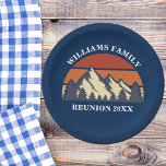 Custom Blue Mountain Sunset Family Wiedersehen Par Pappteller<br><div class="desc">Dieser coole Retro-Sonnenuntergang über Felsgebirgen in der Natur macht ein großartiges Bild für Teller aus Papier für ein Wiedersehen-Party,  oder Camping-Ausflug. Fügen Sie einfach Ihren eigenen Nachnamen und das Jahr mit unserem Personalisierungs-Tool auf dem blauen Design.</div>