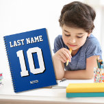 Custom Blue Nachname Sports Jersey Nummer Notizblock<br><div class="desc">Name,  Nummer und Schlagschatten sind individuell einstellbar,  sodass Sie ein sportlich aussehendes und dennoch nützliches Notebook einzigartig machen können,  das Ihren Lieblingssport-Teamfarben oder der Zimmerdekoration entspricht. Blauer Hintergrund.</div>