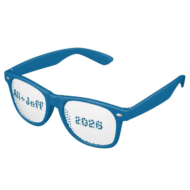 Custom Bride & Groom Names with Year, Honeymoon  Partybrille (Schrägansicht)