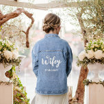 Custom Calligraphy Heart Wifey Name Wedding Jeansjacke<br><div class="desc">Custom Kalligrafie Herz Wifey Name Hochzeit Denim Jacket. Sie können den Namen personalisieren oder leer verlassen.</div>