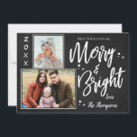 Custom Chalkboard MERRY und BRIGHT Multi Foto Feiertagskarte<br><div class="desc">Custom Chalkboard MERRY und BRIGHT Multi Foto Holiday Card . Chalkboard Hintergrund und Platz für 2 Bilder mit "MERRY & BRIGHT" geschrieben in Schriftart mit Pinsel. Schicken Sie diese elegante, einfache Chalkboard-Foto-Urlaubskarte an Ihre Familie und Freunde. Kann vollständig angepasst werden. Für weitere Anpassungen wenden Sie sich bitte an mich unter...</div>
