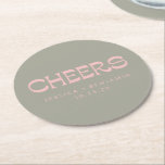 Custom Cheers Sage Green Pink Chic Moderne Hochzei Runder Pappuntersetzer<br><div class="desc">Ein schicker Untersetzer mit einem sanften,  grünen Hintergrund mit Vintag inspiriert Typografie in Rosa. Dieses elegante Design,  das mit Namen und Datum gestaltet werden kann,  eignet sich perfekt für Hochzeitsfeiern,  Brautpartys oder Jubiläumsfeiern. Ein stilvoller Gefallen oder ein echter Genuss,  um sich an den besonderen Tag zu erinnern.</div>