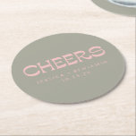 Custom Cheers Sage Green Pink Chic Moderne Hochzei Runder Pappuntersetzer<br><div class="desc">Ein schicker Untersetzer mit einem sanften,  grünen Hintergrund mit Vintag inspiriert Typografie in Rosa. Dieses elegante Design,  das mit Namen und Datum gestaltet werden kann,  eignet sich perfekt für Hochzeitsfeiern,  Brautpartys oder Jubiläumsfeiern. Ein stilvoller Gefallen oder ein echter Genuss,  um sich an den besonderen Tag zu erinnern.</div>
