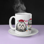 Custom Christmas Havanese Head Weihnachtsmannmütze Kaffeetasse<br><div class="desc">Niedliche Weihnachten Thema Havanna mit dem Hut des Weihnachtsmannes mit Weihnachtsfeiertag und Gesang vorgestellt. Enthält Weihnachtsbeleuchtung für Dekorationen. An der Spitze des Weihnachtsmanns können Sie Ihren individuellen Namen oder Ihr Angebot angeben, um die Tasse völlig personalisiert zu machen. Perfekte Ergänzung zu Ihren Alltagsgegenständen. Mit einem charmanten Hundeprint und einer spannenden...</div>