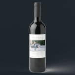 Custom Christmas Holly Branches Family Foto Weinetikett<br><div class="desc">Individuelle Weihnachtsfeiertagsfamilie Foto-Label. Gute Geschenkidee zu geben oder zu empfangen. Personalisieren Sie sich einfach mit Namen,  Foto,  Nachricht und Jahr.</div>