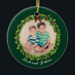 Custom Christmas Kranz Foto Niedlich Personalisier Keramik Ornament<br><div class="desc">Dieses wunderschöne grüne Weihnachtsschmuck mit einem niedlichen Foto Ihrer Kinder oder Enkel für ein großes Familienferiengeschenk. Dieses Ornament beherbergt einen grünen Weihnachtskranz mit eigenem Foto für ein wunderschönes personalisiertes Geschenk. Fügen Sie Ihren eigenen Text für eine schöne persönliche Touch hinzu.</div>