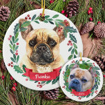 Custom Christmas Pet Hund Foto Französischer Bulld Keramik Ornament<br><div class="desc">Entdecken Sie Ihren Baum oder schenken Sie ein besonderes Geschenk in dieser Urlaubssaison mit diesem eleganten, fröhlichen, französischen Bulldoggen in einem Kranz-Design Weihnachtsschmuck und passender Dekoration. Dieser französische Bulldogge-Weihnachtsschmuck besticht durch einen Aquarellhund in einem grünen und roten Kranz mit Heiligen und Beeren auf der einen Seite und den Fotos auf...</div>