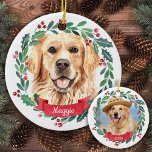 Custom Christmas Pet Hund Foto Golden Retriever Keramik Ornament<br><div class="desc">Dekorieren Sie Ihren Baum oder geben Sie ein besonderes Geschenk in dieser Urlaubssaison mit diesem eleganten Merry Christmas golden Retriever in einem Kranz-Design Weihnachtsschmuck, und die passende Dekoration. Dieser goldene Retriever-Ornament besticht durch einen Aquarellhund in einem grünen und roten Kranz mit Heiligen und Beeren auf der einen Seite und Ihr...</div>