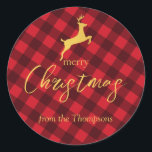 Custom Christmas Red Buffalo Kariert Rentier Tags Runder Aufkleber<br><div class="desc">Ein rustikales,  rotes und schwarzes Büffel kariertes Muster mit Goldtext und Rentier. Ideal für Weihnachtsgeschenke und Dekoration. Passen Sie den Weihnachtsaufkleber mit Ihrem Text an und machen Sie ihn zu Ihrem eigenen.</div>