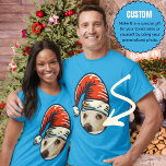 Custom Christmas Santa Personalisiert Foto T-Shirt<br><div class="desc">Dieses Shirt ist der perfekte Weg, um die Wärme und Magie der Ferienzeit zu feiern, mit der Addition der Weihnachtsmannmütze und das Foto Ihrer Wahl macht dies zu einem zeitlosen Sake, der für die nächsten Jahre gepflegt wird. Egal, ob Sie einen besonderen Augenblick des Jahres feiern oder einfach nur feierlich...</div>