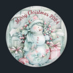Custom Christmas Snowman Magnet<br><div class="desc">Dieser reizende Weihnachtsmagnet mit einem sanften, grün und rosa Vintagen Schneemann sorgt für nostalgische Urlaubsatmosphäre. Der Schneemann ist mit klassischen Retro-Touchs detailliert, was ihn zu einer angenehmen saisonalen Dekoration macht. Passen Sie Ihren Text an, um eine persönliche Botschaft zu vermitteln - ideal, um Ihren Kühlschrank zu einem angenehmen Urlaub zu...</div>