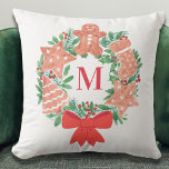 Custom Christmas Wreath Monogram Kissen<br><div class="desc">Das ist die Jahreszeit zu dekorieren! Fügen Sie dieses charmante Kissen zu Ihrem festlichen Dekor hinzu. Es ist mit einem Weihnachtskranz von Weihnachtskeksen und saisonalem Laub dekoriert. Sie können es mit Ihrer Initialisierung anpassen. Original Wasserfarbe © Michele Davies.</div>