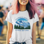Custom Colorado Ski Trip Mountain Family Wiederseh T-Shirt<br><div class="desc">Individuell abgestimmte T - Shirt für Ihren Sommerurlaub oder Herbstausflug in die Colorado Berge oder eine wunderschöne Waldhütte. Dieses coole Damentee ist mit einem hübschen zeichn schneebedeckter Berge vor grünen Tannenbäumen ausgestattet. Ein großartiger T - Shirt für eine im Freien liebende Familie für ihre Naturexpedition zum Skifahren oder Wandern.</div>