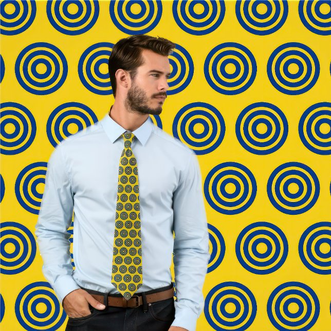 Custom Concentric Circles - Catalina Blue Krawatte (Man wears a tie with a Concentric Circle Pattern.)
