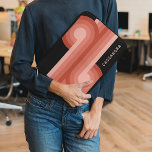 Custom Coral Red Blush Pink Retro Art Muster Laptopschutzhülle<br><div class="desc">Wenn Sie nach einem Laptop-Ärmel suchen, der Ihren Laptop schützt und Ihren Stil abbildet, können Sie gewollt sein, diesen anpassbaren Laptop-Ärmel auszuprobieren. Dieser Ärmel weist eine schöne zeitgenössische rote, korallenorange und rot-rosa geometrische Kreise und Linien Muster auf einem schwarzen Hintergrund auf. Das Design wird durch die moderne und künstlerische Ästhetik...</div>