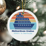 Custom Cruise Ship Family Trip Sunset Keepake Keramik Ornament<br><div class="desc">Coole individuelle Kreuzfahrtschiffe Weihnachtsschmuck für Ihre Wiedersehen oder Frühjahrspause Ausflug nach Bermuda,  den Bahamas oder in die Karibik. Passen Sie diesen niedlichen Sake mit Ihrem Familiennamen und Ihrem Ziel oder Jahr an.</div>