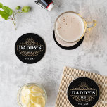 Custom Daddy's Pub Zuhause Bar Year etabliert Runder Pappuntersetzer<br><div class="desc">Gib einen besonderen Papa mit diesen phantastischen benutzerdefinierten Untersetzer für den Vatertag. Eine großartige Ergänzung zum Zuhause-Bar-Setup von Papa mit dem "Daddy's Pub" und dem Jahr, das auf einem Vintagen Bar-Logo etabliert ist. Alle Texte sind anpassbar; schalten Sie den Spitznamen ein oder tauschen Sie die Bar für den Pub aus,...</div>