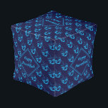 Custom Dreidel Hanukkah Hocker<br><div class="desc">Stilvolle Mitternachtsnacht blau CUBE POUF zum Feiern von HANUKKAH. Navy und cyan blauen Thema mit allen über cyan DREIDEL Print. Auf der Vorderseite steht ein individualisierbarer Platzhalter-Text mit HANUKKAH BLESSINGS, sodass Sie mit Ihrem eigenen Gruß und/oder Namen (in ähnlicher Länge) personalisieren können. Matching-Wohngestaltung und andere Artikel sind in der HANUKKAH...</div>