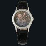 Custom Elegante Calligraphy Couple Wedding Foto Armbanduhr<br><div class="desc">Eleganter Hochzeitssake für Newlyweds,  Valentinstag,  Verlobung,  Präsentation Ihres Lieblingspärchens Foto mit modernen Skriptkalligrafien Lesen Sie LIEBE über Ihren eigenen Text wie Namen und / oder Datum oder eine persönliche Nachricht über einen dunklen Farbverlauf,  um die Typografie zu heben.</div>